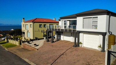 House for sale in Wavecrest, Jeffreys Bay