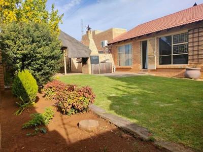 Townhouse for sale in Langenhovenpark, Bloemfontein