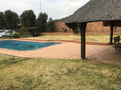 Townhouse to rent in Linmeyer, Johannesburg