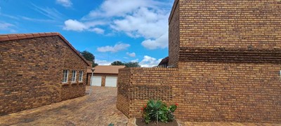 Townhouse for sale in Brackendowns, Alberton
