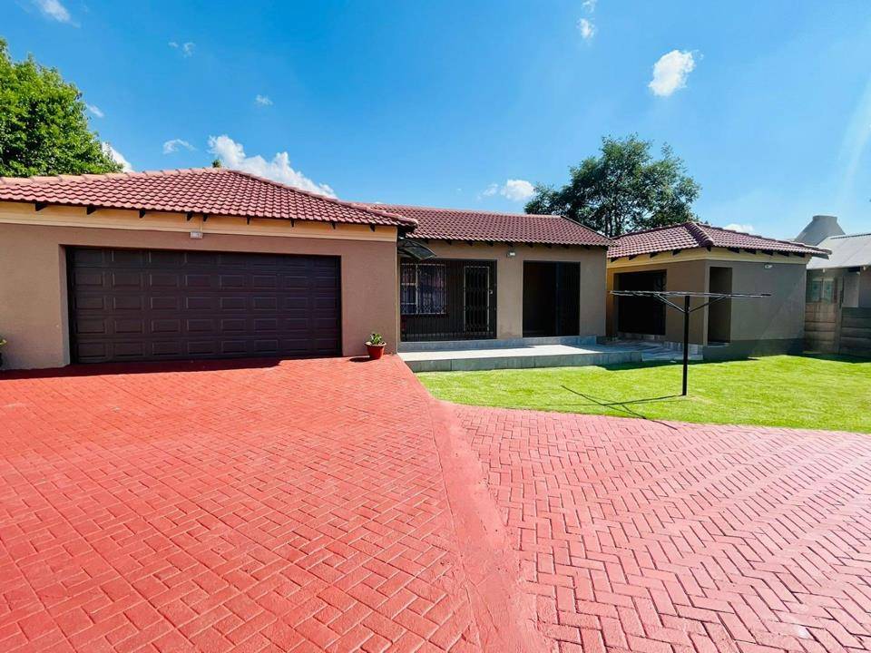 3 Bedroom House for sale in Brackendowns Habibi Properties