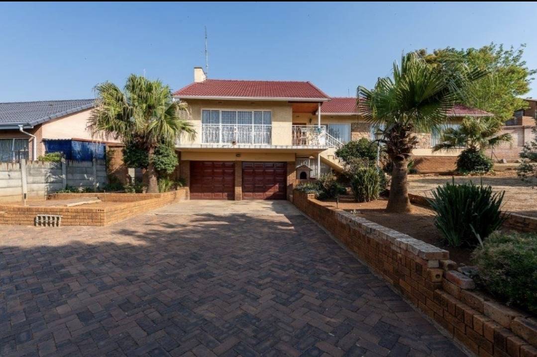 4 Bedroom House for sale in Glenanda Habibi Properties