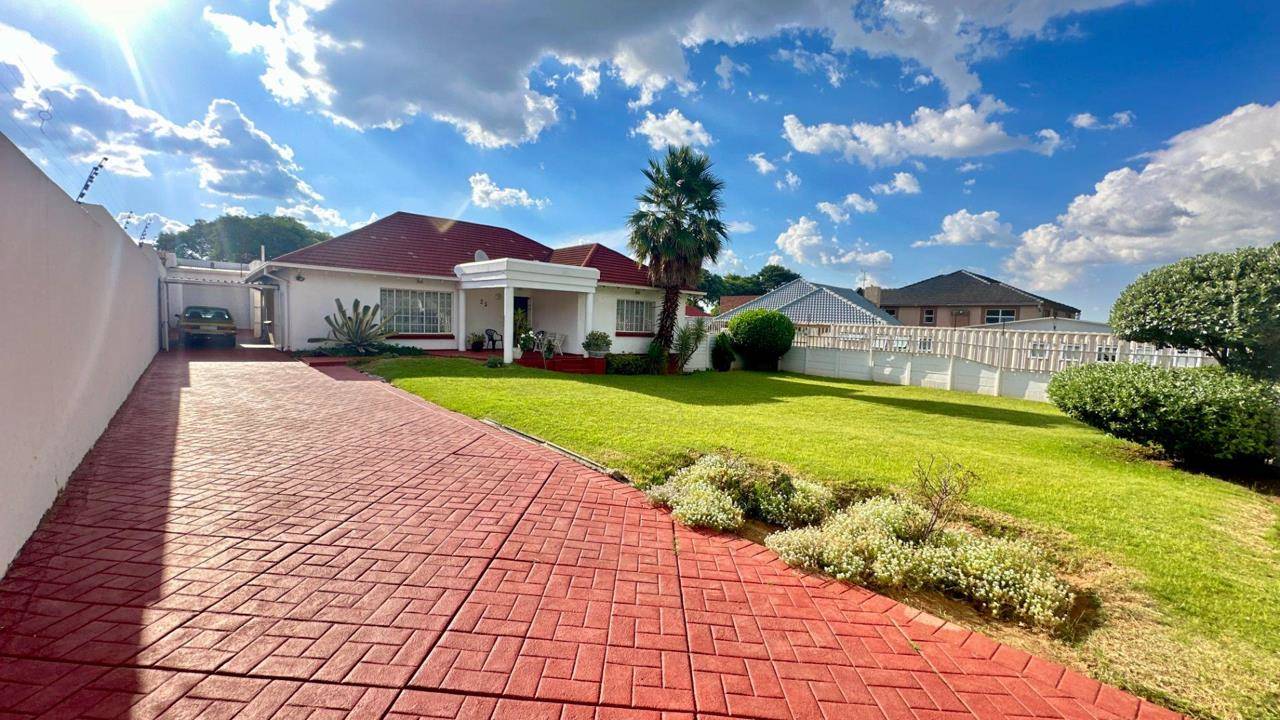 3 Bedroom House for sale in Robertsham Habibi Properties