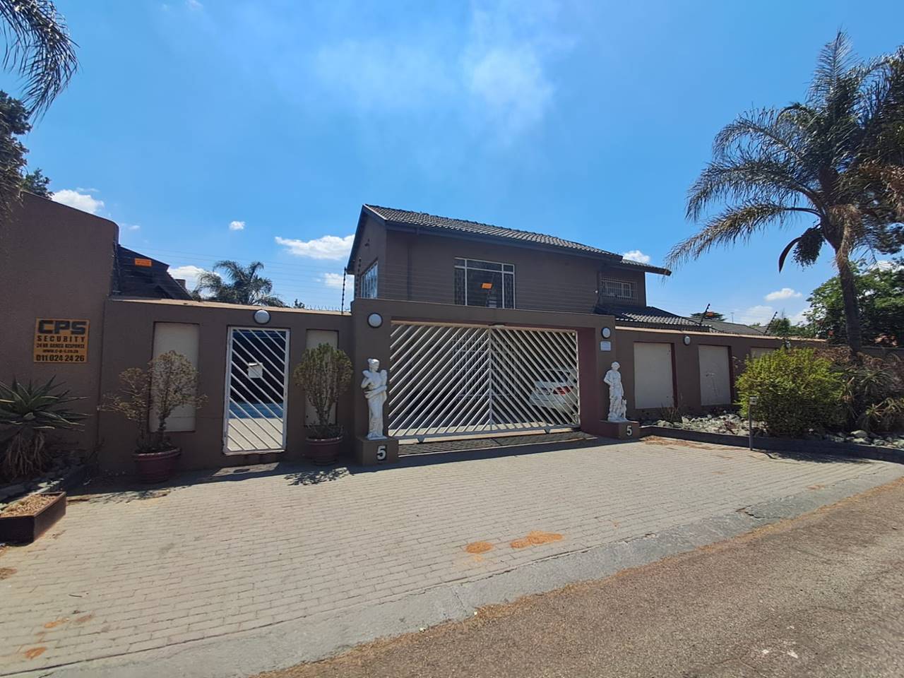 6 Bedroom House for sale in Verwoerdpark Habibi Properties