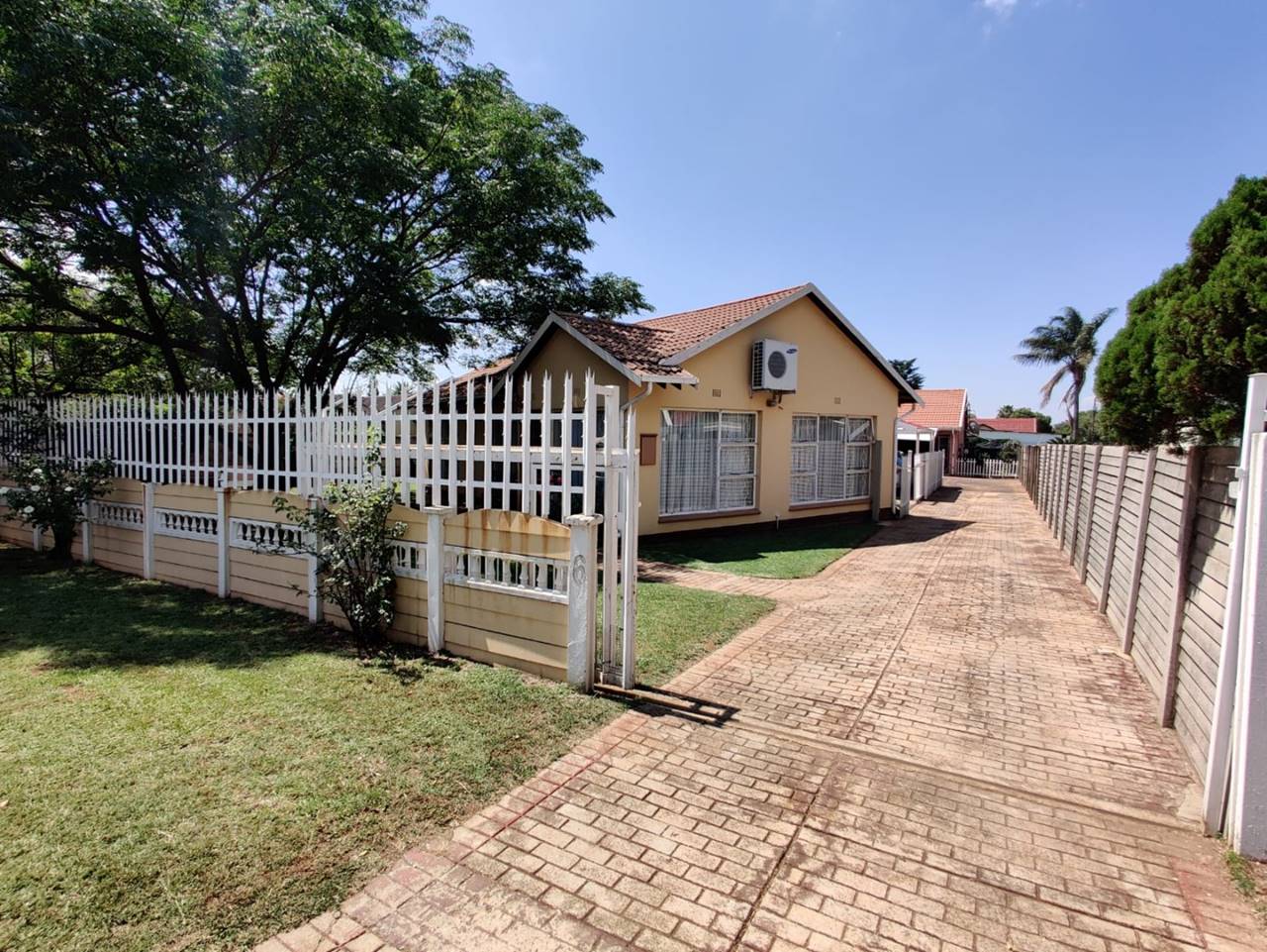 6 Bedroom House for sale in Mayberry Park Habibi Properties