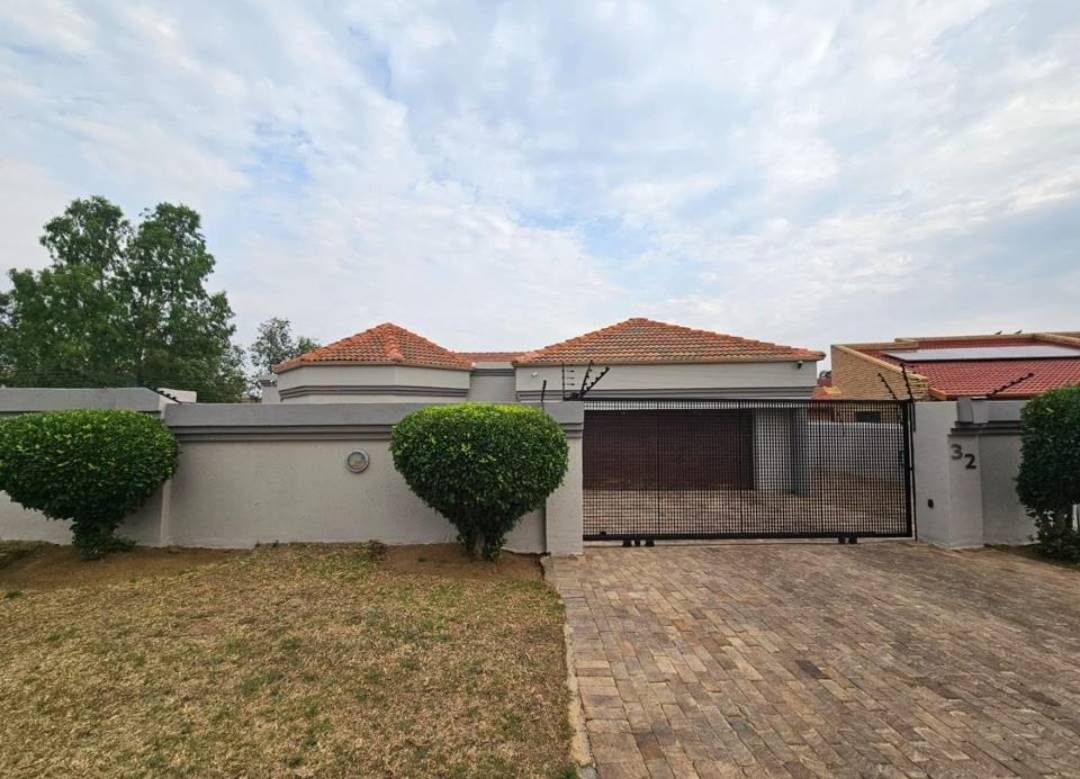 4 Bedroom House for sale in Liefde En Vrede Habibi Properties