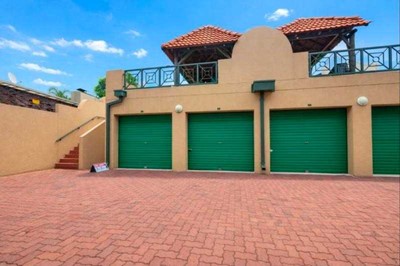 Townhouse for sale in New Redruth, Alberton