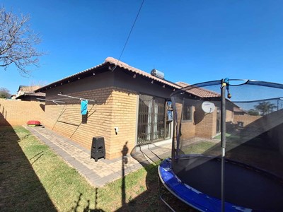 Cluster for sale in New Redruth, Alberton