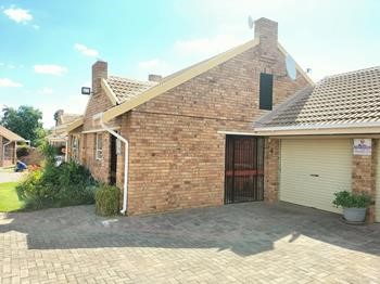 2 Bedroom townhouse for sale in Langenhovenpark