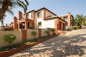 Townhouse to rent in Sundowner, Randburg