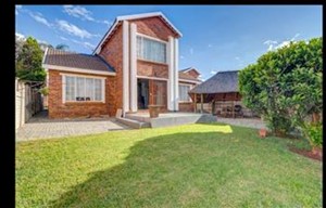 Townhouse to rent in Strubensvallei, Roodepoort