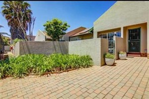 Townhouse to rent in Glen Marais, Kempton Park