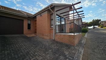 2 Bedroom townhouse for sale in Langenhovenpark
