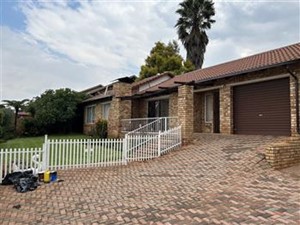 Townhouse to rent in Rangeview, Krugersdorp