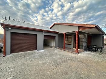 4 Bedroom house for sale in Universitas