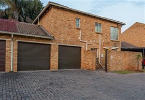 Townhouse to rent in Strubensvallei, Roodepoort