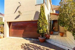 Townhouse to rent in Northcliff, Randburg