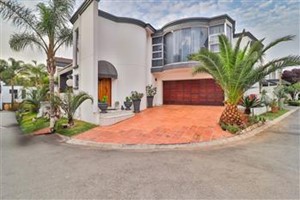 Townhouse for sale in New Redruth, Alberton