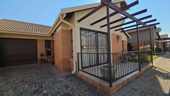 2 Bedroom townhouse for sale in Langenhovenpark