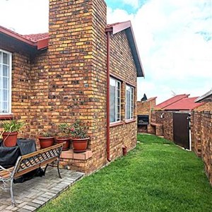 Townhouse for sale in South Crest, Alberton