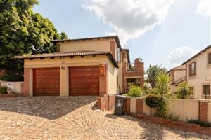 Townhouse to rent in Sundowner, Randburg